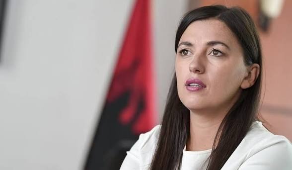 Albulena Haxhiu përkujton gjyshin e saj, bashkëthemeluesin e UÇK-së, Ahmet Haxhiun