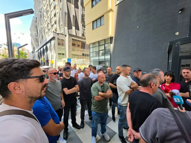 Punëtorët e “Prishtina Parking”-ut protestojnë për mospagesën e pagave