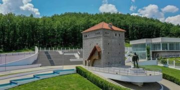Dëmtohet objekti përcjellës në Kompleksin Memorial “Zahir Pajaziti”, policia nis hetimet