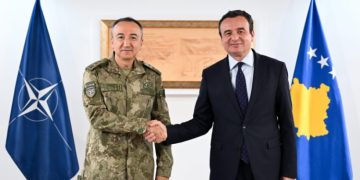 Kurti takohet me komandantin e KFOR-it, diskutohet për situatën politike dhe të sigurisë në Kosovë