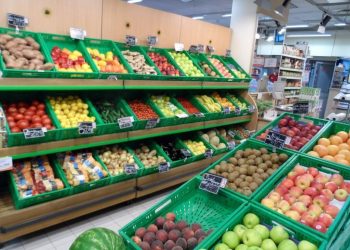 ‘Fluturojnë’ çmimet e perimeve në Shqipëri