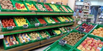 ‘Fluturojnë’ çmimet e perimeve në Shqipëri