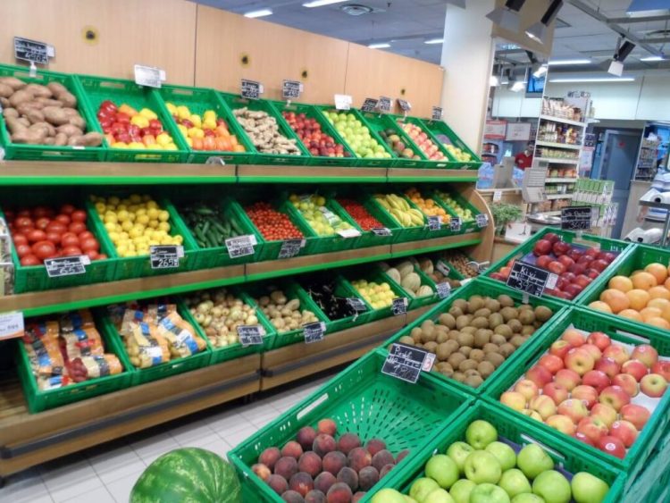 ‘Fluturojnë’ çmimet e perimeve në Shqipëri