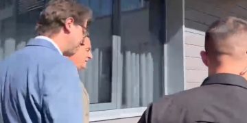 Kurti mbërrin në Kuvend për takimin me Hamzën