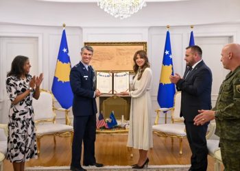 Haxhiu dekoron Kolonelin A. J. Berg me Medaljen Presidenciale Ushtarake