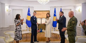 Haxhiu dekoron Kolonelin A. J. Berg me Medaljen Presidenciale Ushtarake