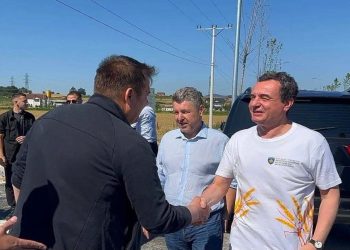 Kurti, përcjell nga afër korrje-shirjet në Podujevë