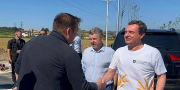 Kurti, përcjell nga afër korrje-shirjet në Podujevë