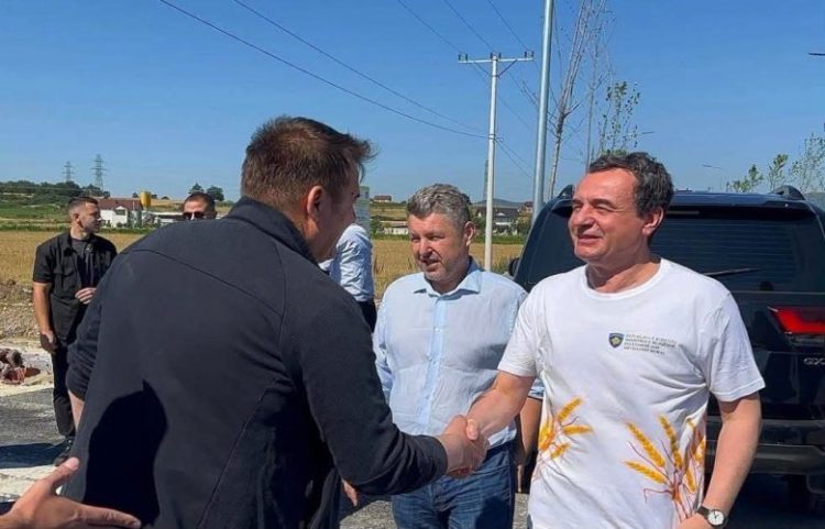 Kurti, përcjell nga afër korrje-shirjet në Podujevë