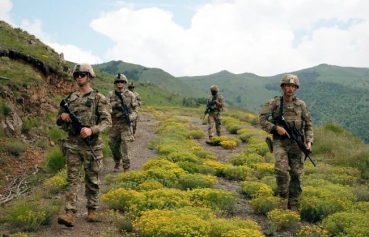 Ushtarët amerikanë vazhdojnë patrullimet përgjatë kufirit me Serbinë