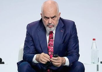 Rama, jepe dorëheqjen”, thirrje nga një pjesë e publikut gjatë koncertit të Kanye West në Tiranë