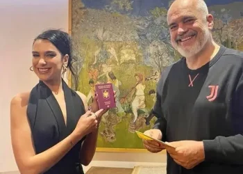 Dua Lipa kritikon ashpër Edi Ramën: Është shqetësuese që qeveria ndryshon ligjet pa pyetur qytetarët