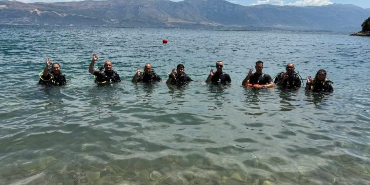 Pjesëtarët e FSK-së përfundojnë me sukses trajnimin e zhytjes në Shqipëri