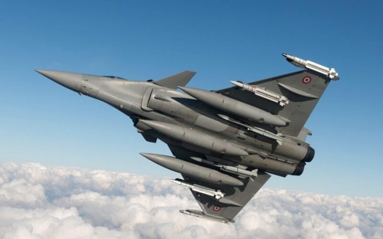 Franca i jep Ukrainës licenca për prodhimin e raketave dhe 16 avionë Rafale