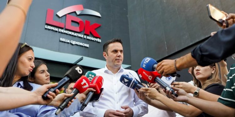 Dorëzohen nënshkrimet për Kuvend të jashtëzakonshëm në LDK