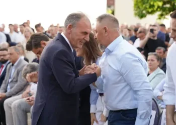 Fatmir Limaj “thumbon” Sami Lushtakun: A t’ka lodhë zhegu a çka ki?