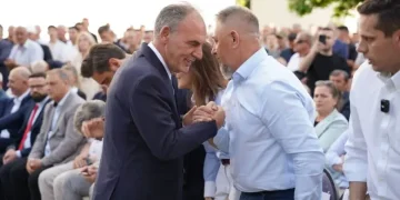 Fatmir Limaj “thumbon” Sami Lushtakun: A t’ka lodhë zhegu a çka ki?