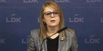 Hykmete Bajrami dorëzon kallëzim penal për gjendjen në deponinë e Sferkës në Pejë