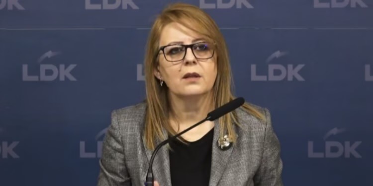 Hykmete Bajrami dorëzon kallëzim penal për gjendjen në deponinë e Sferkës në Pejë