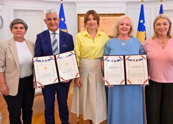 Haxhiu nderon Qemal dhe Kozeta Zylon për kontributin në ruajtjen e gjuhës shqipe në diasporë