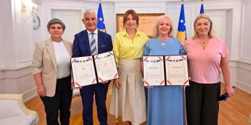 Haxhiu nderon Qemal dhe Kozeta Zylon për kontributin në ruajtjen e gjuhës shqipe në diasporë