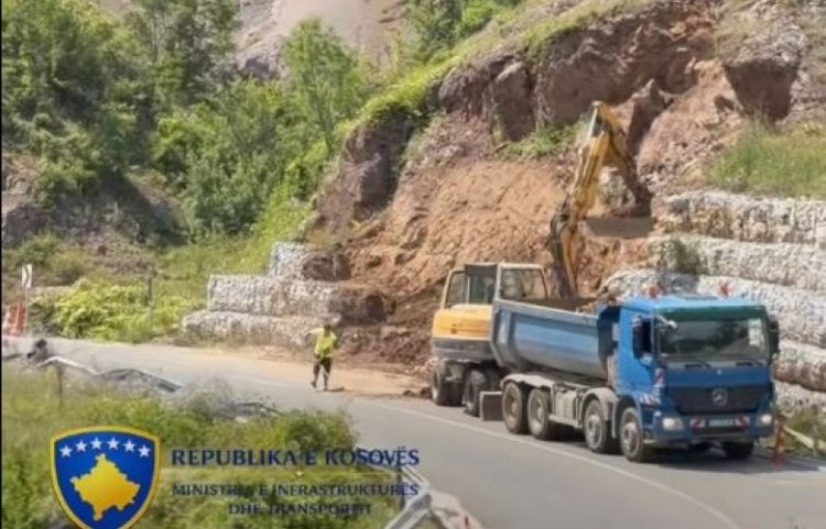 MIT: Po vazhdojnë ndërhyrjet në rrugën Mitrovicë–Bajgorë