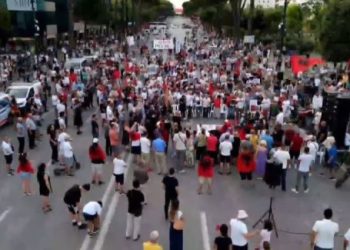 Protesta në Tiranë në ditën e 52-të, qytetarët para Kryeministrisë