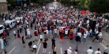 Protesta në Tiranë në ditën e 52-të, qytetarët para Kryeministrisë