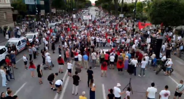 Protesta në Tiranë në ditën e 52-të, qytetarët para Kryeministrisë