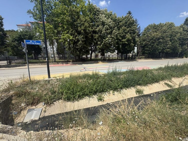 Ujërat e zeza vazhdojnë të gëlojnë në lagjen Taukbahçe