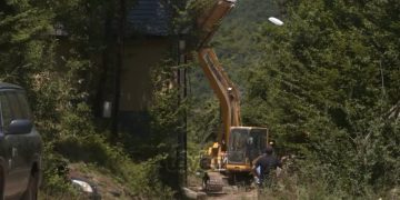 BE kritikon rrënimin e vilave pranë Liqenit të Ujmanit, kërkon ndërprerjen e veprimeve