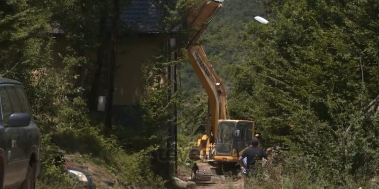 BE kritikon rrënimin e vilave pranë Liqenit të Ujmanit, kërkon ndërprerjen e veprimeve