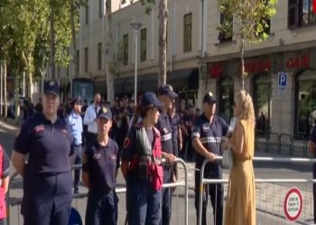Protestë e tensionuar në Tiranë, policia rrethon Parlamentin