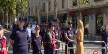 Protestë e tensionuar në Tiranë, policia rrethon Parlamentin