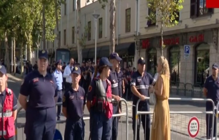 Protestë e tensionuar në Tiranë, policia rrethon Parlamentin