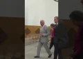 Mbreti Charles respekton islamin, zbath këpucët gjatë vizitës në xhami