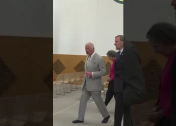 Mbreti Charles respekton islamin, zbath këpucët gjatë vizitës në xhami