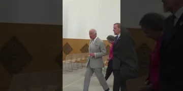 Mbreti Charles respekton islamin, zbath këpucët gjatë vizitës në xhami