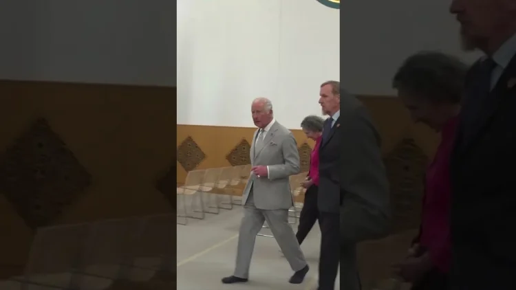 Mbreti Charles respekton islamin, zbath këpucët gjatë vizitës në xhami
