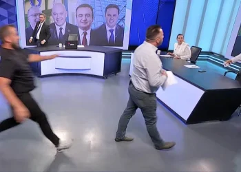 Përplasje në studio, panelisti tentoi të sulmojë Nexhmedin Spahiun (Video)