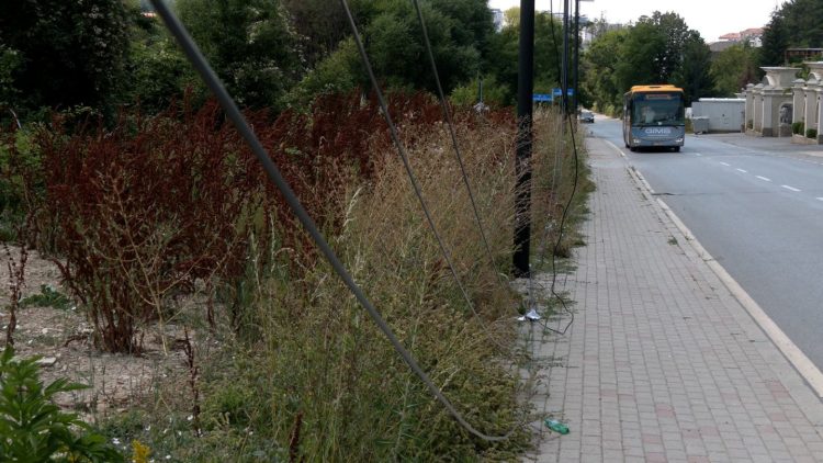 Qytetarët kërkojnë rregullimin e kabllove pranë Parkut të Gërmisë