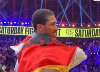 Anthony Joshua mbështillet me flamurin shqiptar pas fitores ndaj Prengës