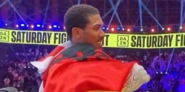Anthony Joshua mbështillet me flamurin shqiptar pas fitores ndaj Prengës