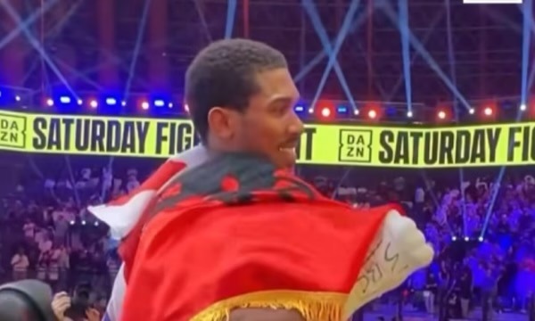 Anthony Joshua mbështillet me flamurin shqiptar pas fitores ndaj Prengës