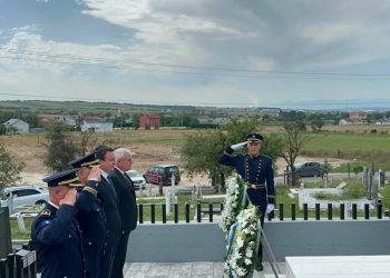 Kurti e Sveçla bëjnë homazhe te varri i heroit Afrim Bunjaku
