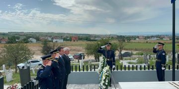 Kurti e Sveçla bëjnë homazhe te varri i heroit Afrim Bunjaku