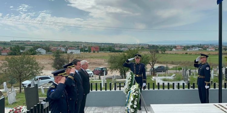 Kurti e Sveçla bëjnë homazhe te varri i heroit Afrim Bunjaku