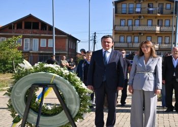 Haxhiu dhe Kurti nderojnë Adem Demaçin në përvjetorin e vdekjes