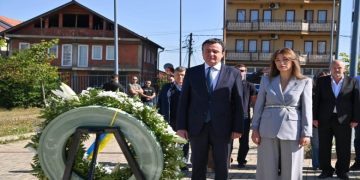 Haxhiu dhe Kurti nderojnë Adem Demaçin në përvjetorin e vdekjes