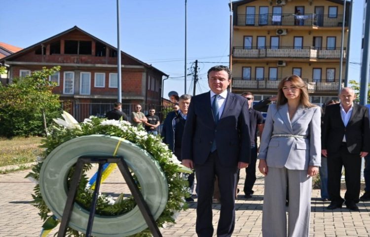 Haxhiu dhe Kurti nderojnë Adem Demaçin në përvjetorin e vdekjes